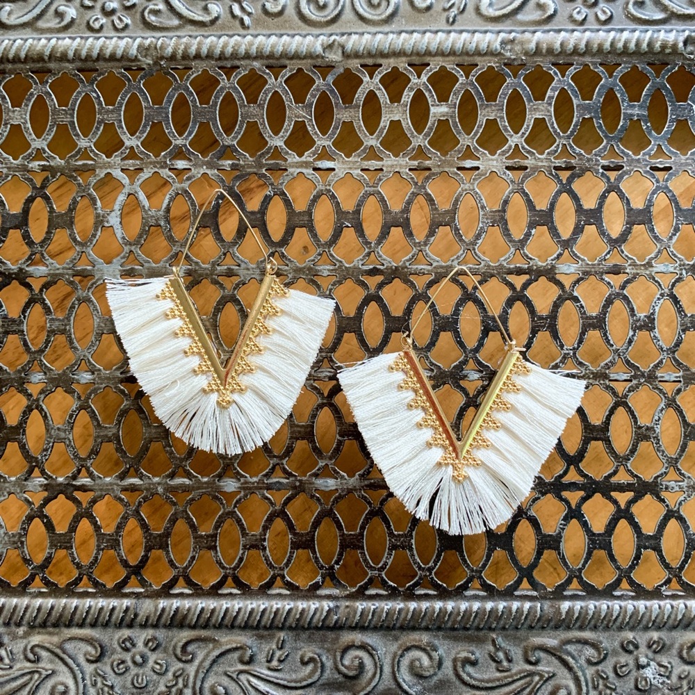 Hoop Earrings V-shaped Tassel Off-White 7cmx6.3cm - Picture 3 of 6